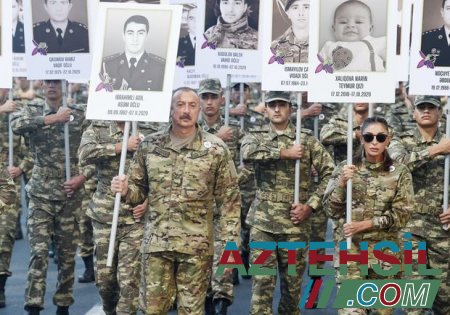 Кто изображен на снимках, с которыми прошли Ильхам Алиев и Мехрибан Алиева? - ФОТО