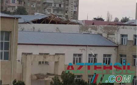 Сильный ветер снес крышу здания школы в Баку - ФОТО